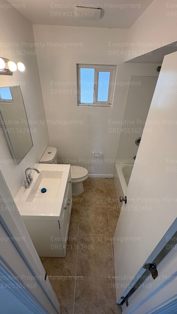 Building Photo - 2 bedroom 1.5 bathroom townhome (Move In Special Available OAC)