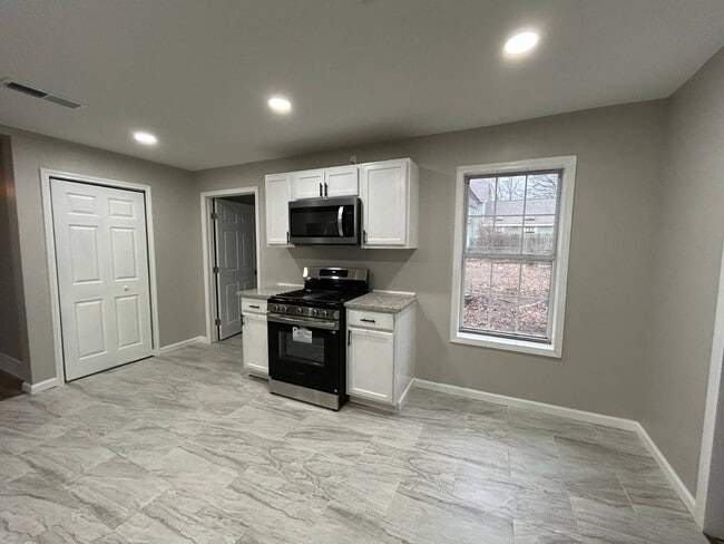 Building Photo - 605 Byars St