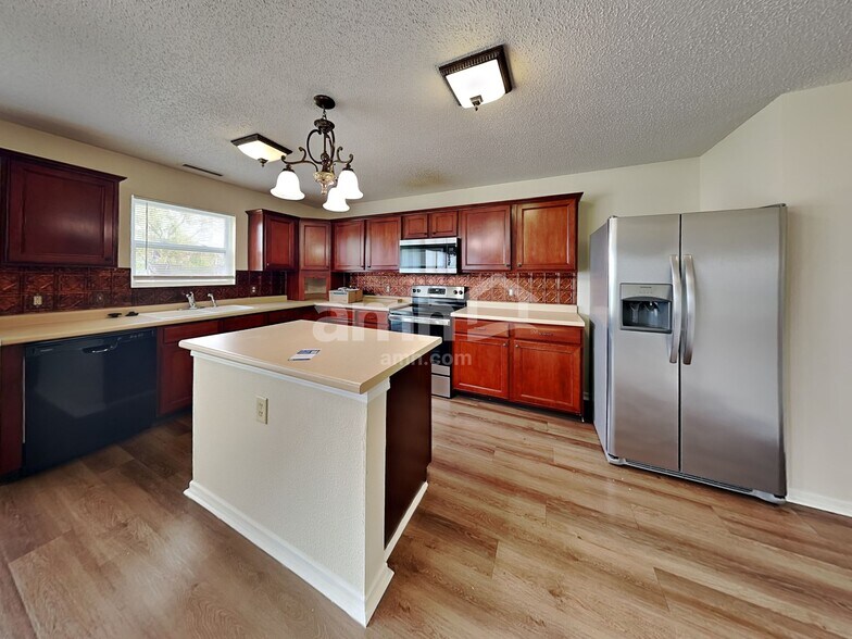 Building Photo - 989 Bentgrass Dr