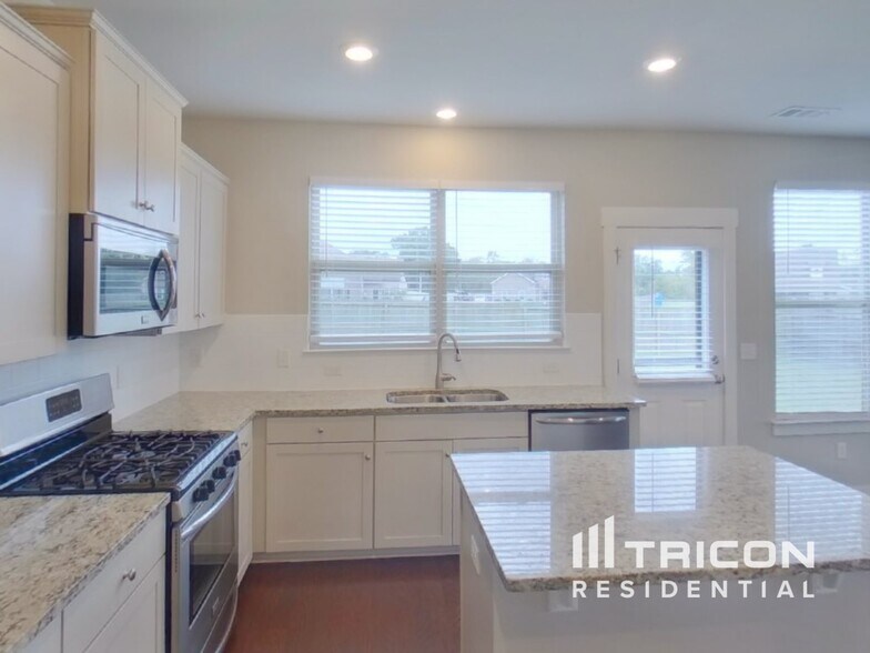 Building Photo - 4941 Kingdom Dr