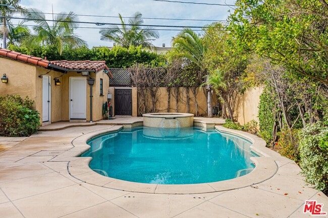 Building Photo - 305 N Palm Dr