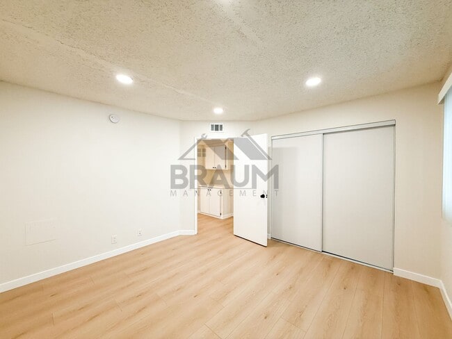 Building Photo - 11007 Hartsook St