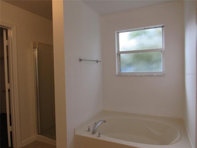 Building Photo - 202 Walnut Crest Run