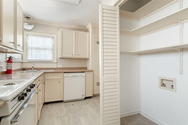 Building Photo - 3515 Fairview Ave