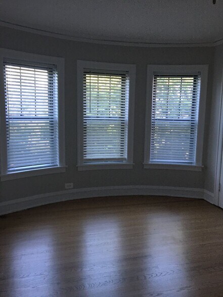 Building Photo - 1940 W Wilson Ave