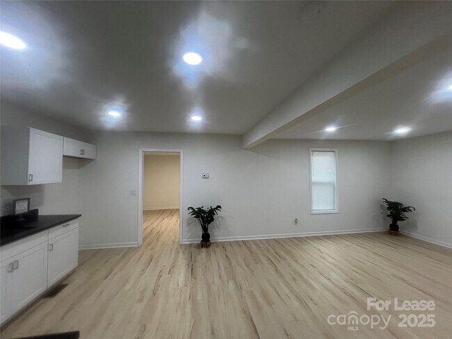 Building Photo - 39 White St