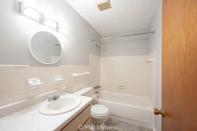 Building Photo - "Charming 2-Bed Townhouse Retreat on Progr...