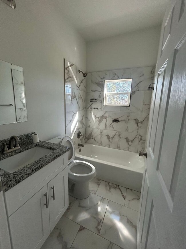 Building Photo - Move-In Ready! Gorgeous 4BR/2BA with Garage in Serene Lake Placid