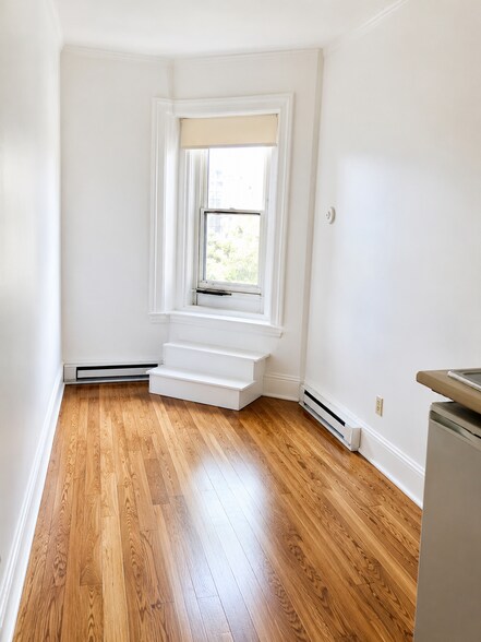 Building Photo - 1044 Beacon St