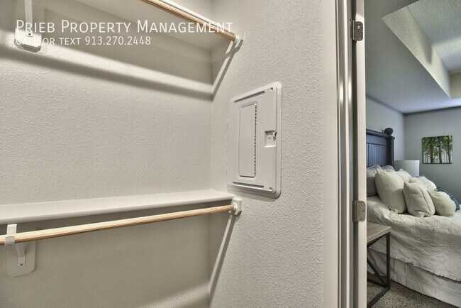 Building Photo - 12307 S Chelsea St