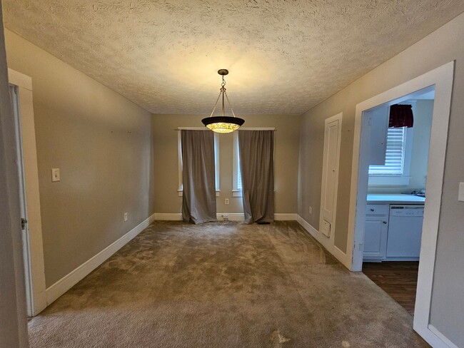 Building Photo - 3 BD / 2 BA Unfurnished