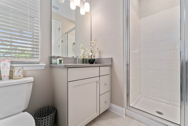 Building Photo - 115 E Concord St