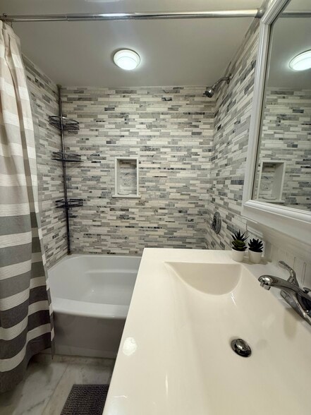bathroom - large tub/shower with beautiful tile work and built in niche - 382 Riverway St