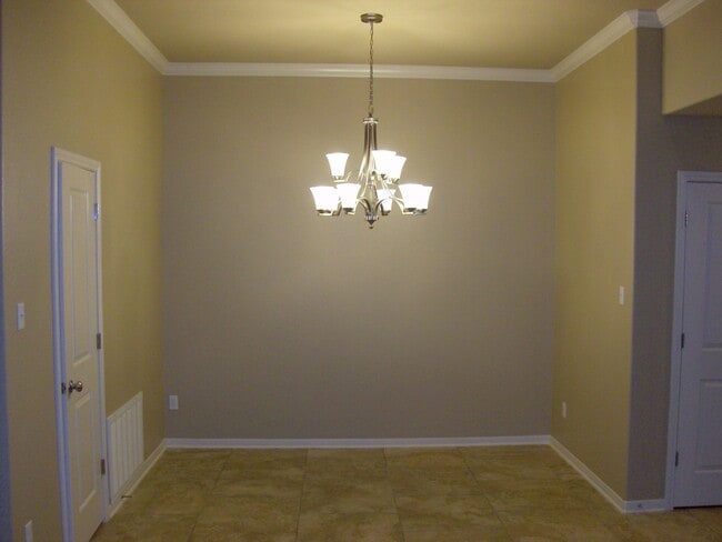 Building Photo - Available 7/13/26 Charming 2 Bed / 2 Bath Duplex Near Bunny