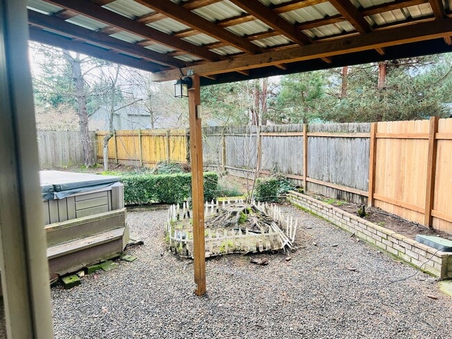 Building Photo - Charming Tualatin home on corner lot!