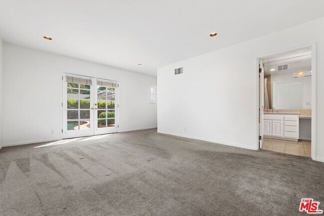 Building Photo - 3640 Meadville Dr