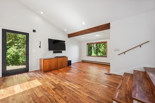 Building Photo - Stunning 3,146 Sq. Ft. Olympia Waterfront ...
