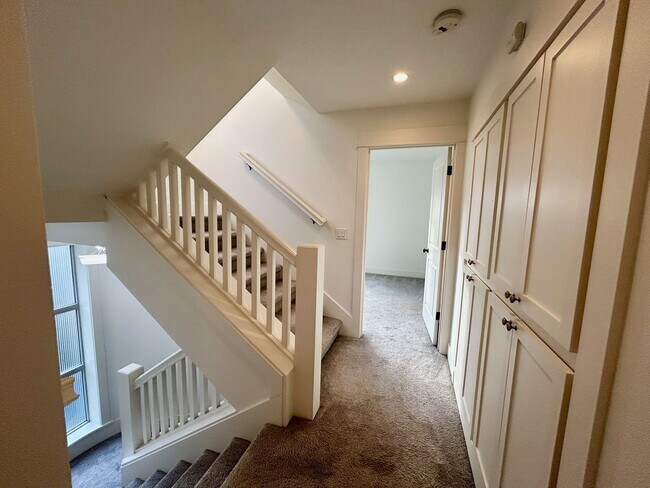 Building Photo - Queen Anne Townhouse