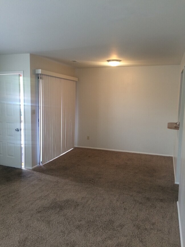 Building Photo - Very Nice 1 bed 2 bath with community pool.