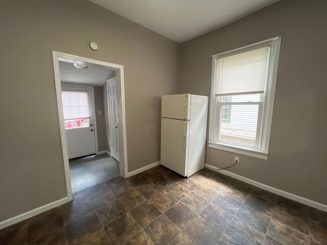 Building Photo - 2 bed 2 bath house