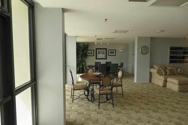 Building Photo - 5951 Wellesley Park Dr