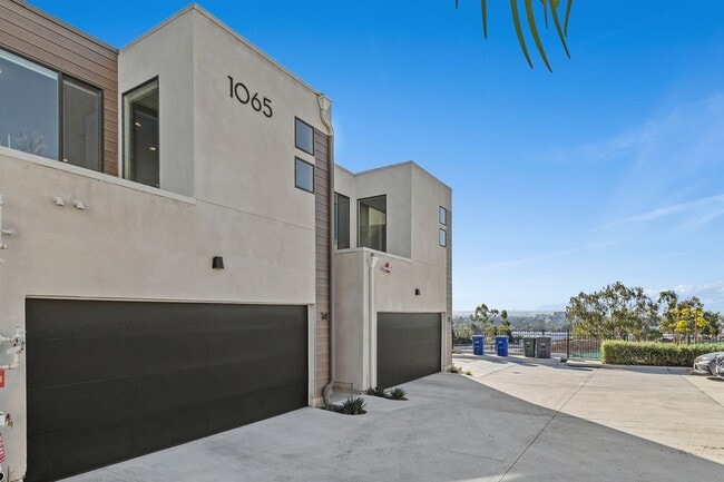 Building Photo - Beautiful upgraded 3 bedroom townhome with 2 car garage!