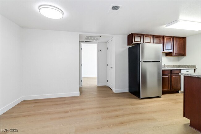 Building Photo - 5060 Indian River Dr