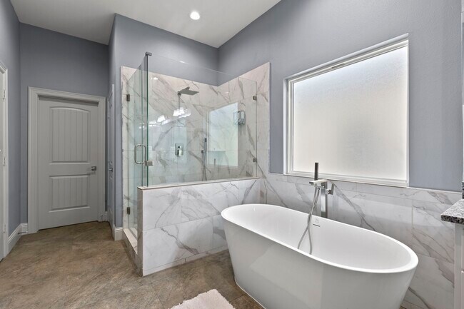 Building Photo - 2209 Silverbonnet St