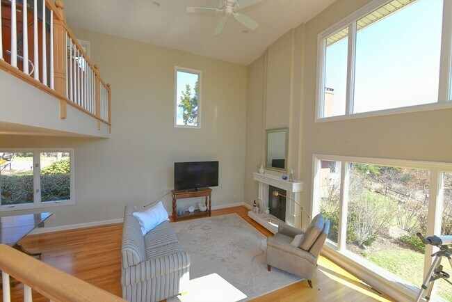 Building Photo - 4 Bittersweet Ln