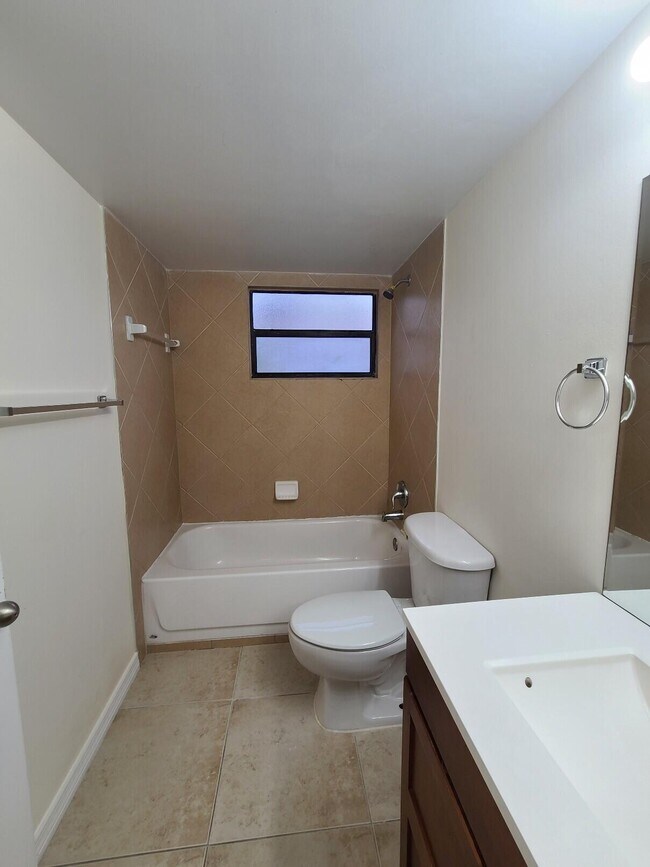 Building Photo - 1547 Lake Crystal Dr