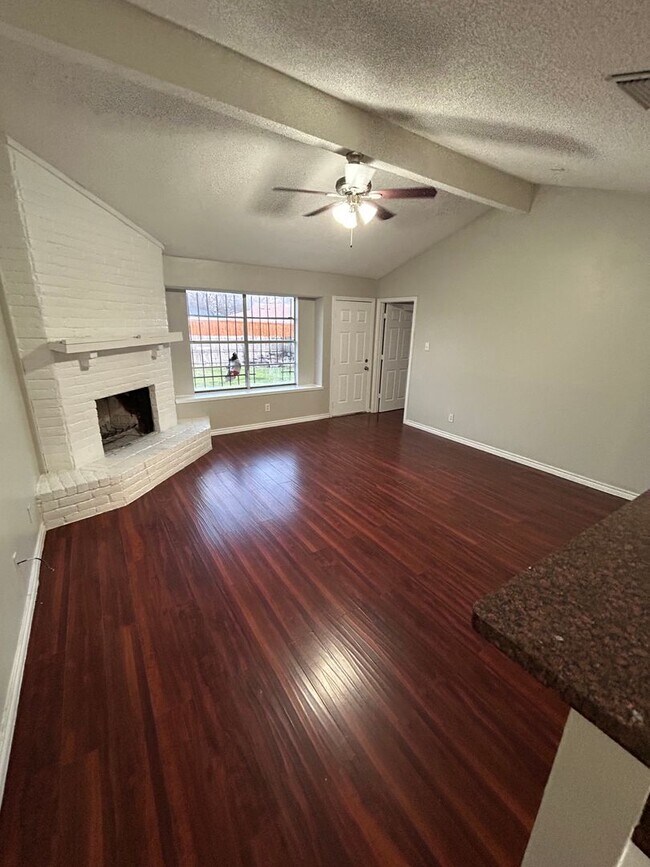 Building Photo - An unbeatable location that offers both convenience and luxury.