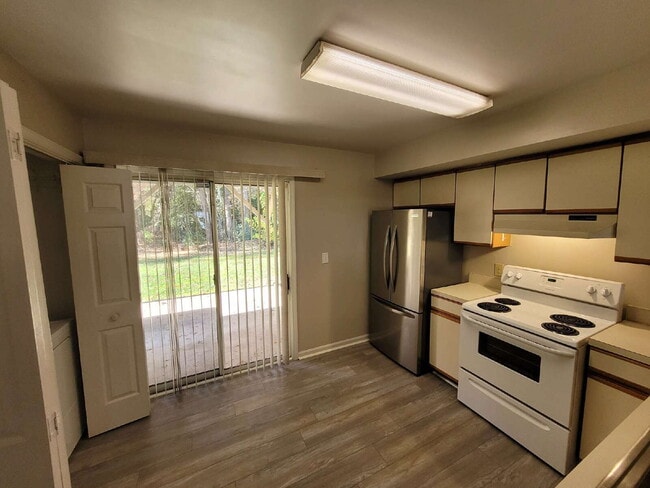 Building Photo - 2 Bedroom Condo Near Chicks Beach!