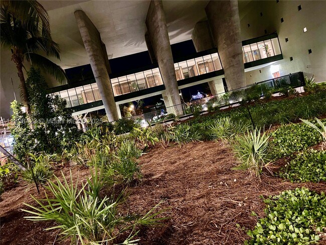 Building Photo - 1500 Bay Dr E