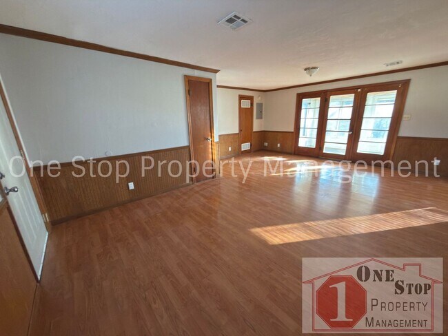 Building Photo - Amazing 3 Bedroom, 1.5 Bathroom in Raytown!