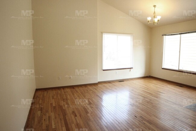 Building Photo - 520 S Howes St