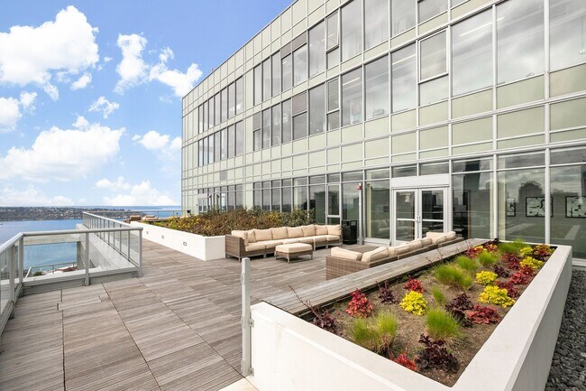 Building Photo - Stellar Denny Triangle Luxury Condo