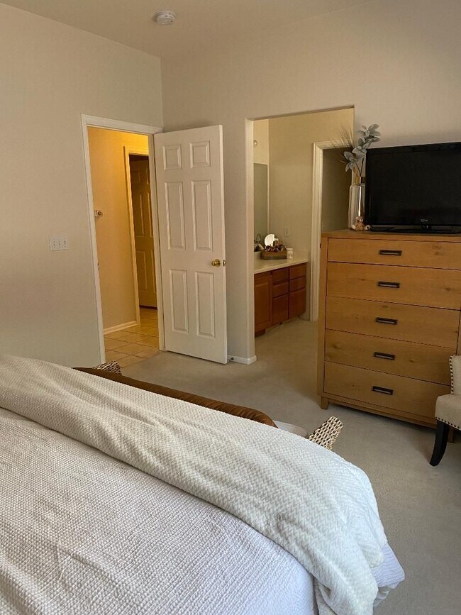 Building Photo - Lovely 2 Bed Plus Office Ranch Home on Eastside