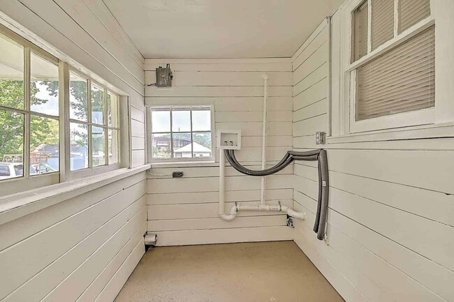 Building Photo - Modernized Historic 2 Bedroom 1 Bath Home ...