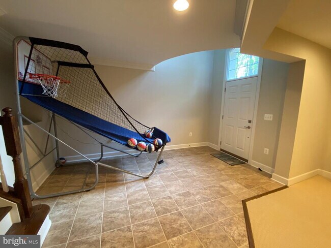 Building Photo - Bright & Spacious End-Unit Townhouse with Two-Car Garage!