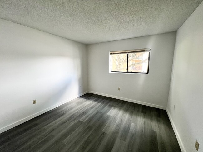 Building Photo - 350 Palm Cir W