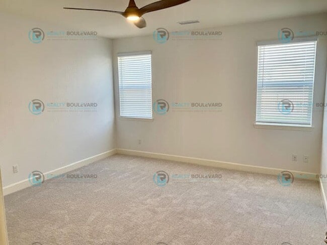 Building Photo - Gorgeous Newer 3 Bedroom Home! Located off...