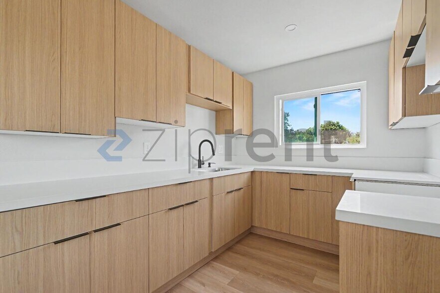 Building Photo - Unit 3