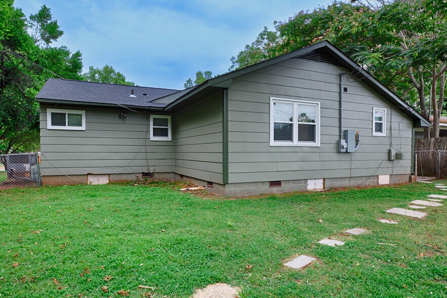 Building Photo - 3506 Oleander Rd SW