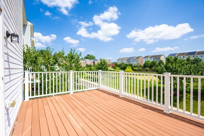 Building Photo - Beautiful 3 BR/3 BA EOG Townhome in Capito...