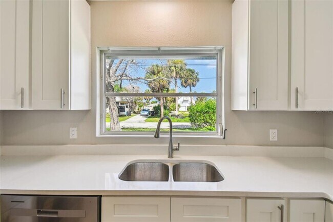 Building Photo - 951 Lantana Ave