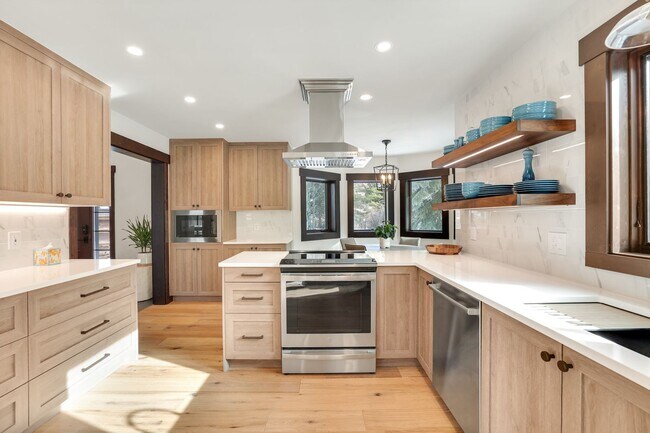 Building Photo - Luxury 3 bedoom/2.5 bathroom Home w/ Hot Tub