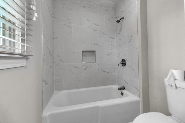 Building Photo - 4497 Glenforest Dr NE