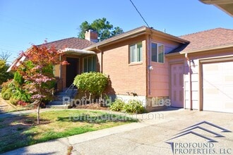 Building Photo - 4315 NE Thompson St