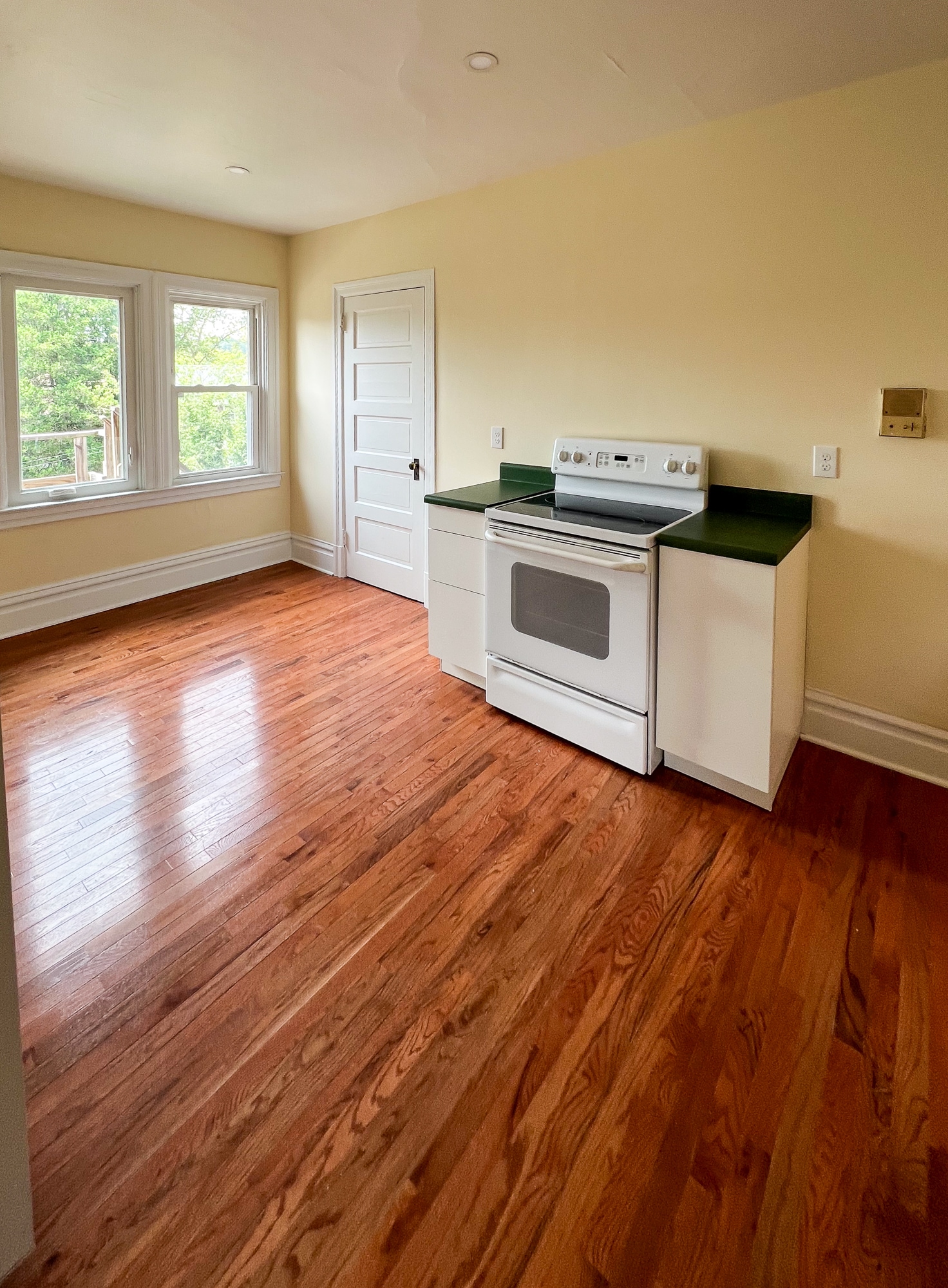 Kitchen - 926 Savannah Ave