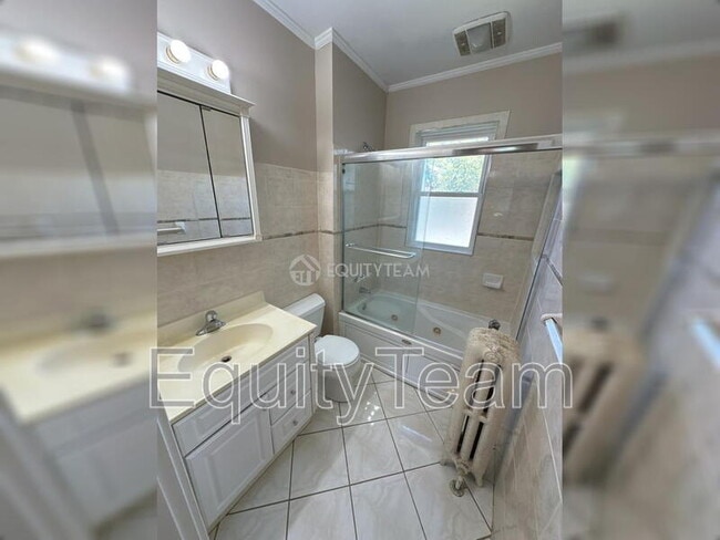 Building Photo - 2581 Madison Rd